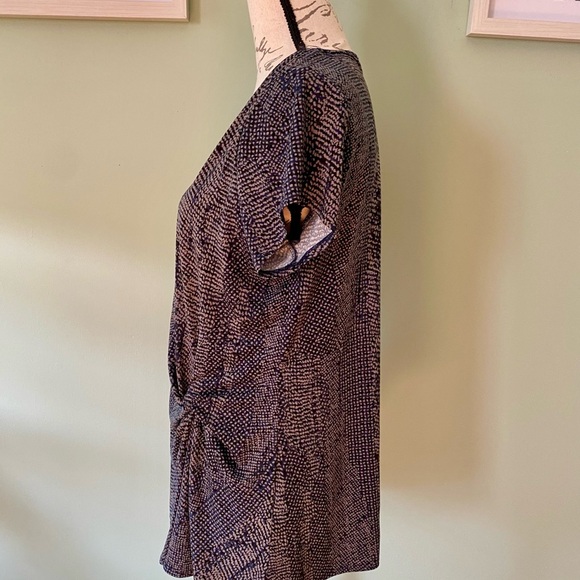 Elegant Short-Sleeve Women's Top Size Medium - Picture 2 of 7